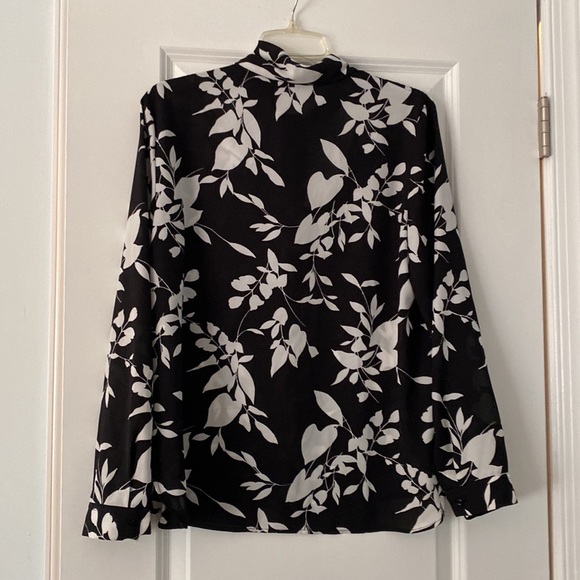 Bar lll , size M, black and white blouse - Picture 2 of 5